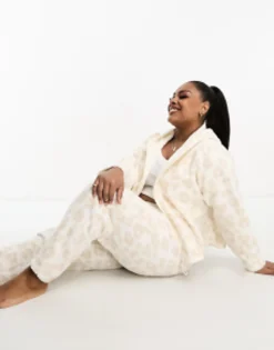 Design Curve Lounge Co-Ord Animal Borg Set In Cream