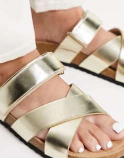Design Fiery Cross Strap Flat Sandals In