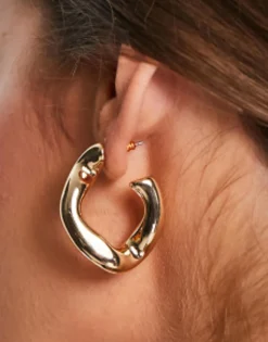 Design Hoop Earring With Twist Link Design In Tone