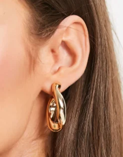 Design Hoop Earring With Twist Link Design In Tone