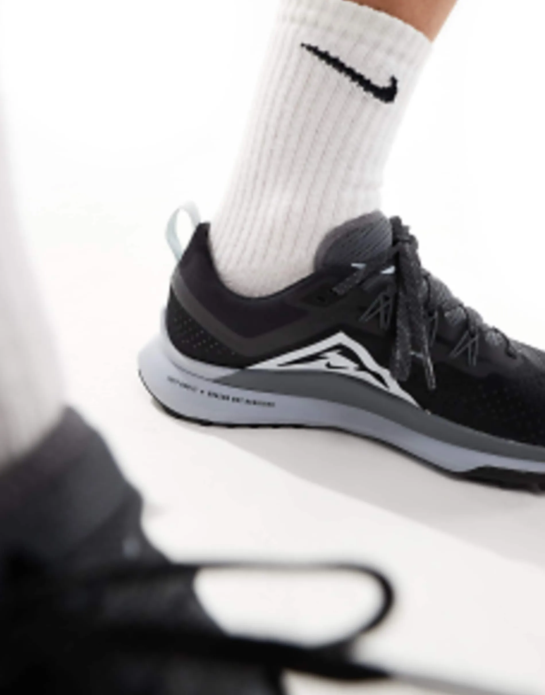 Nike Running Trail Pegasus 4 Trainers In And White